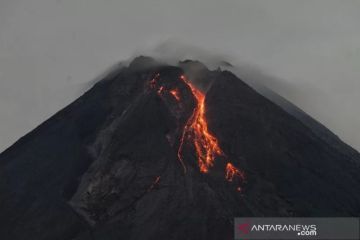 Misinformasi! Kawah gunung kembali menyala setelah dilempar batu