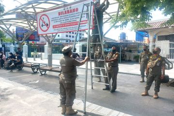 Satpol PP DIY pasang rambu larangan skuter listrik di Malioboro