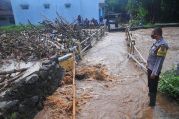 Banjir Akibat Sampah Menyumbat Sungai