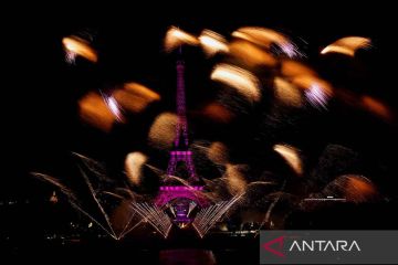 Gemerlap Menara Eiffel saat peringatan Bastille Day