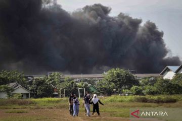 Kebakaran pabrik paralon di Tangerang, asap hitam membubung ke langit