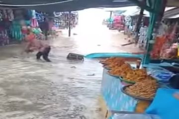 Belasan lapak di pantai Gunung Kidul rusak dihantam gelombang