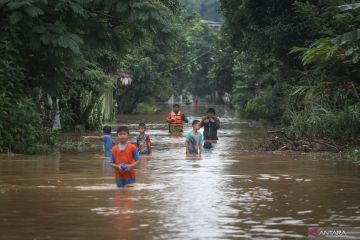 Hujan disertai petir dan angin landa sebagian Jakarta hari Minggu