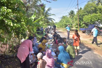 Warga syukuri pembangunan Sungai Kupah dengan makan massal di jalan