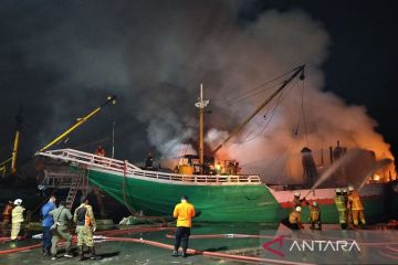 Dua kapal kargo terbakar di Pelabuhan Rakyat Kalimas Surabaya