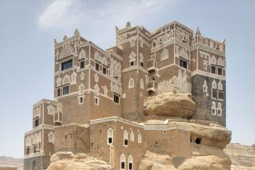 Warga Yaman nikmati liburan di Istana Batu yang ikonis