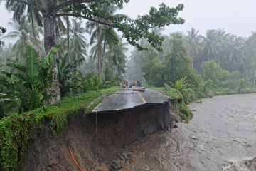 Penanganan darurat jembatan Kali Mala terkendala hujan lebat