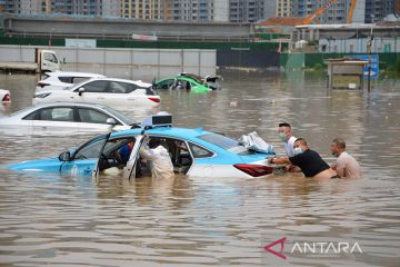 Banjir terjang China, 12 orang tewas dan 12 lainnya hilang