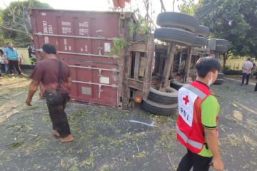 Dua pengendara tewas setelah truk terguling di jalan lingkar Salatiga