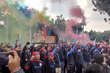 Ratusan buruh gelar unjuk rasa untuk tolak putusan PTUN