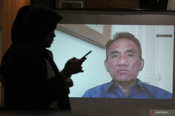 Andi Arief serahkan Rp50 juta yang diterima dari Bupati PPU ke KPK