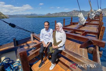 Presiden Jokowi naik kapal pinisi menuju Pulau Rinca Taman Nasional Komodo