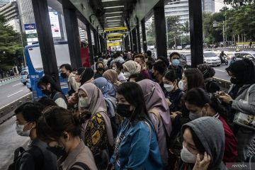 Pengguna transportasi KRL-MRT dan TransJakarta kian meningkat