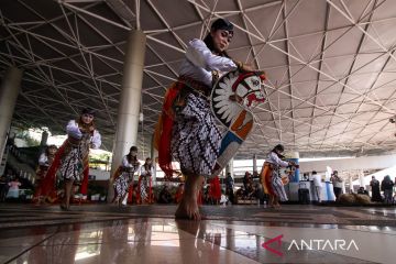 Pertunjukan reog Ponorogo di bandara Juanda Surabaya