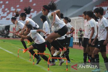 Latihan timnas sepak bola wanita Indonesia U-18 jelang laga Piala AFF U-18