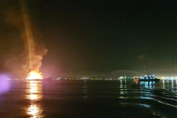 Kapal barang kelontong dari Malaysia terbakar di Batam