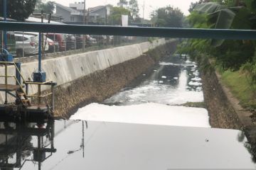 Pemkot minta warga melapor jika temukan saluran air bau dan berbusa