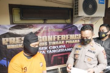 Polisi ringkus pencuri uang kotak amal saat sembunyi di "minimarket"