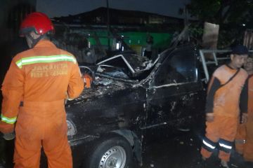 Gulkarmat Jaktim evakuasi pohon tumbang timpa mobil di Duren Sawit