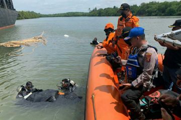 Tim gabungan evakuasi mayat dalam kecelakaan laut di Teluk Balikpapan