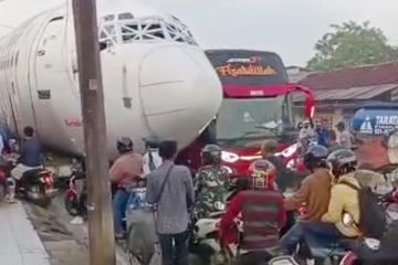 Pengangkutan badan pesawat hambat lalu lintas Jalan Raya Parung Bogor