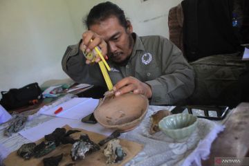 Penemuan benda kuno diduga dari era Majapahit di Jombang
