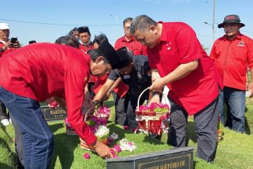 PDIP Surabaya berziarah ke makam pejuang partai peringati Kudatuli