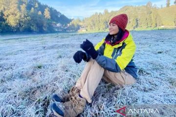 Fenomena embun salju di kaki Gunung Semeru menarik wisatawan