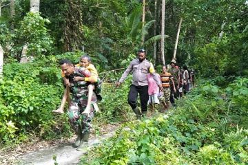 Babinsa tiga hari telusuri hutan untuk cari seorang nenek di Tanimbar