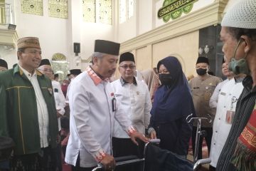 Jakarta Barat bagikan 199 kursi roda kepada warga