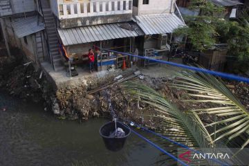 Uniknya Warung Kerek Ember di Kali Mampang, Jakarta