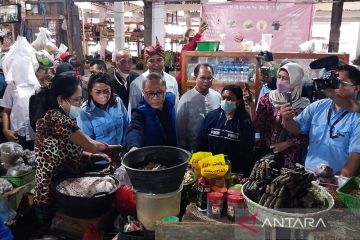 Menteri Perdagangan tinjau pasokan dan harga bahan pokok di Kupang