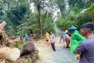 Bencana banjir rusak infrastruktur dan rumah warga di Haruku