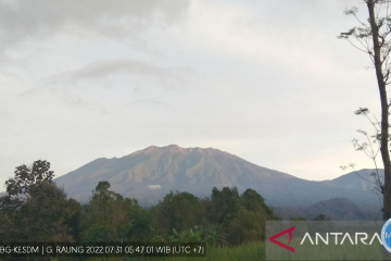 PVMBG: Tak ada hubungan asap putih Gunung Raung dengan erupsi Semeru