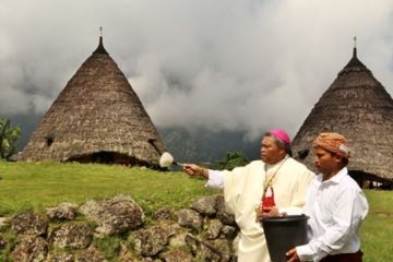 Mantan uskup Ruteng dimakamkan di Gereja Katedral Ruteng