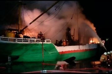 Dua kapal terbakar di Pelabuhan Kalimas Surabaya