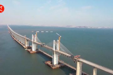 Jembatan jalur kereta lintas laut pertama di China telah terhubung