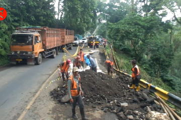 Kendaraan berat diimbau tidak melintasi jalur Gunung Gumitir