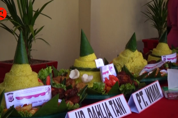 Kreasi nasi tumpeng saat peringatan Hari BhayangKara di Aceh Barat