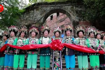 Kostum Perak Miao memesona pengunjung di kota kuno Fenghuang