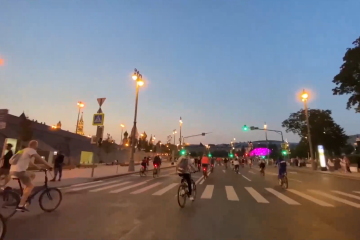 Menengok keseruan festival bersepeda malam di Moskow