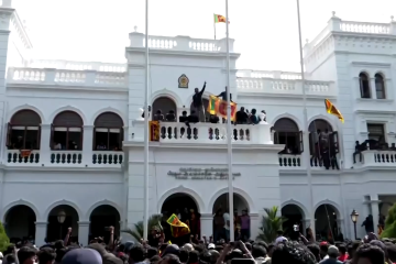 Pengunjuk rasa menyerbu kantor perdana menteri Sri Lanka