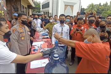 Polres Cilegon ungkap bisnis pemalsuan air kemasan galon