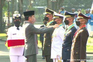 Presiden anugerahkan Adhi Makayasa kepada lulusan terbaik TNI Polri