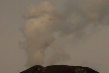 Gunung Gamalama keluarkan asap putih setinggi 200 meter