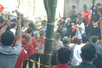 Keluarga Brigadir J doa bersama sebelum pembongkaran makam