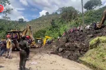 Operasi penyelamatan anak-anak korban tanah longsor di Kolombia