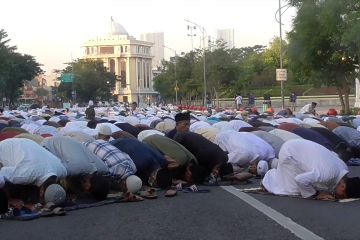 Umat Islam di Surabaya shalat Idul Adha di Tugu Pahlawan