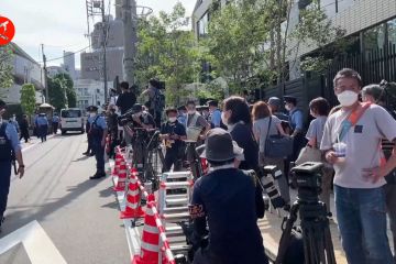 Media menunggu di luar kediaman mantan PM Jepang Abe di Tokyo