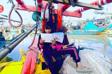 Dongkrak minat baca, anak pesisir nikmati buku dari atas perahu